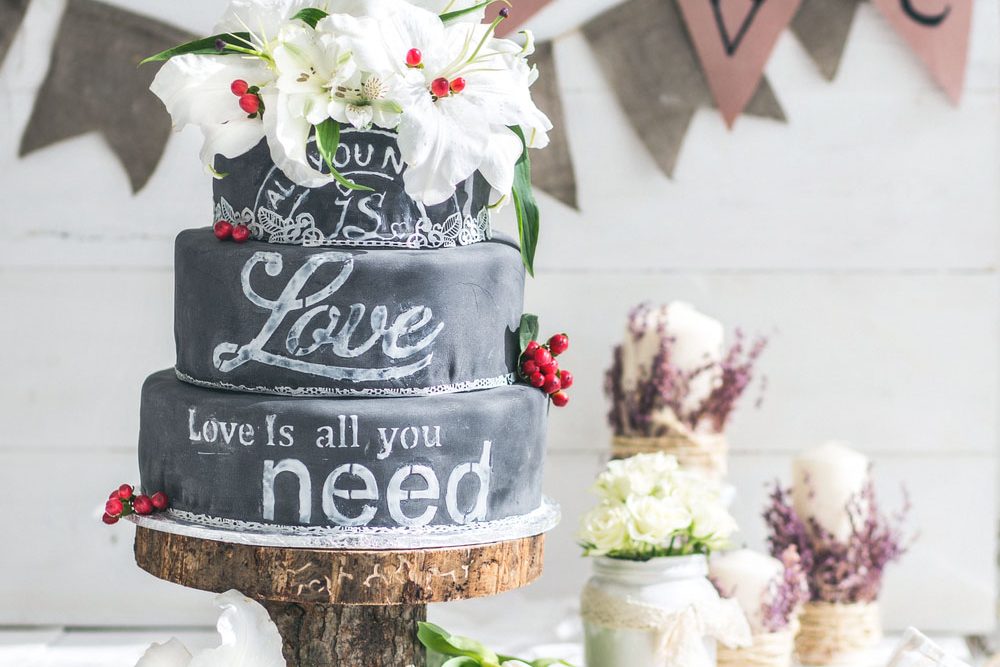 10 Great Black & White Wedding Cakes